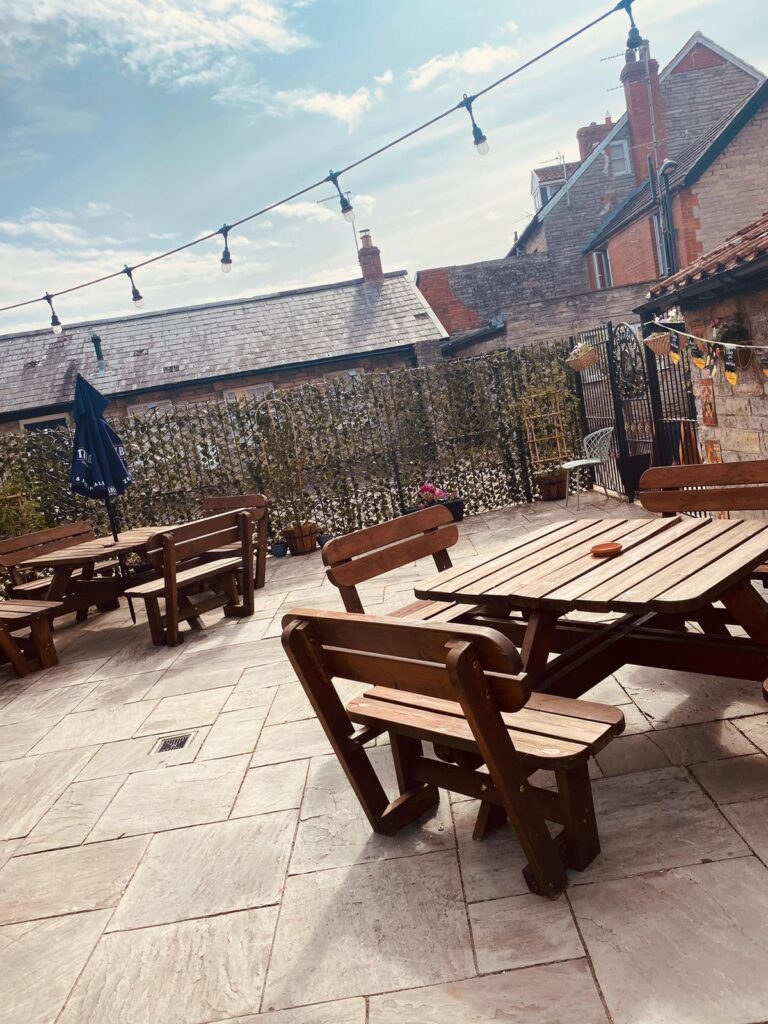 The-Unicorn-Inn-Somerton-Beer-Garden